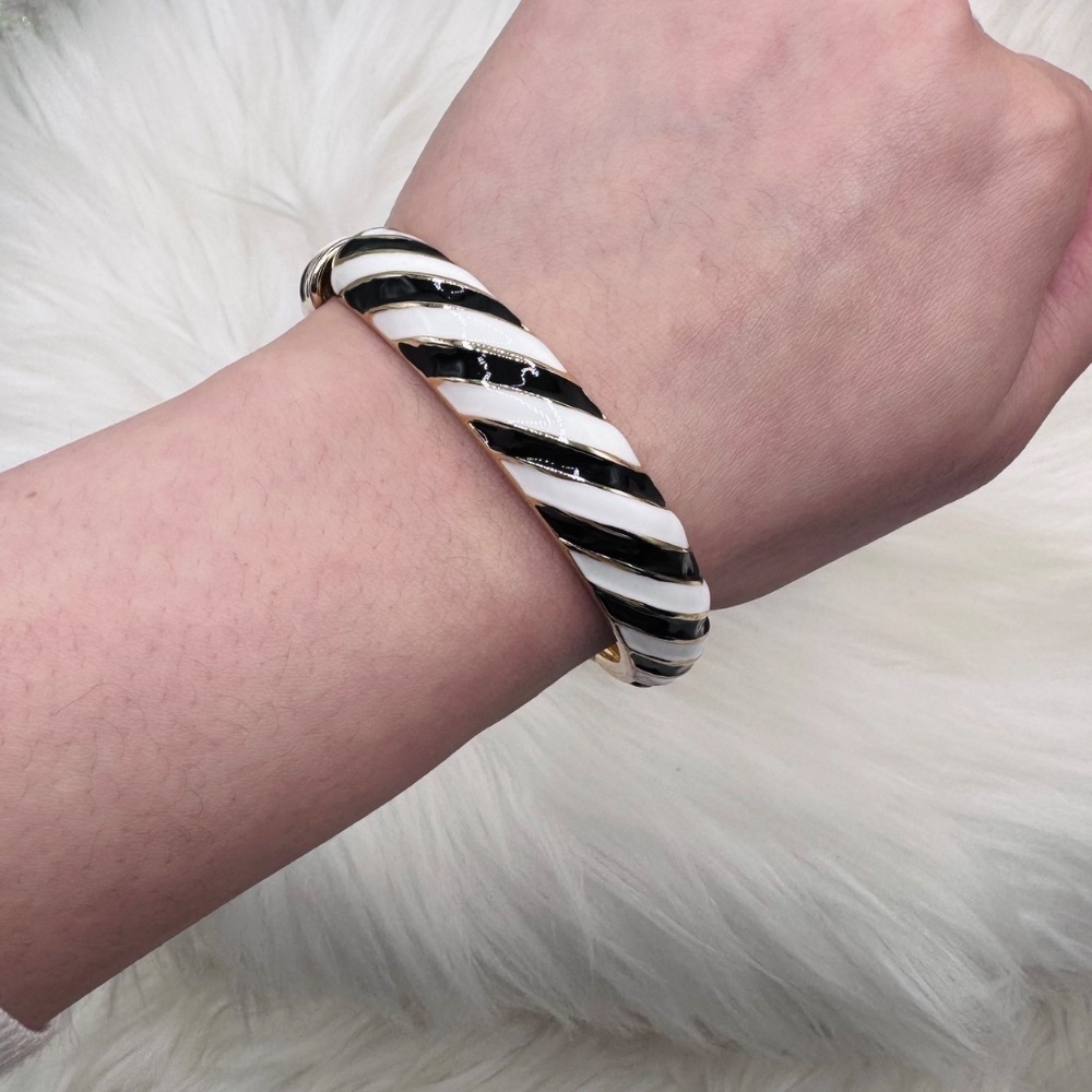 Black & White Stripe Design Thick Enamel Bangle Bracelet - Picture 2 of 7